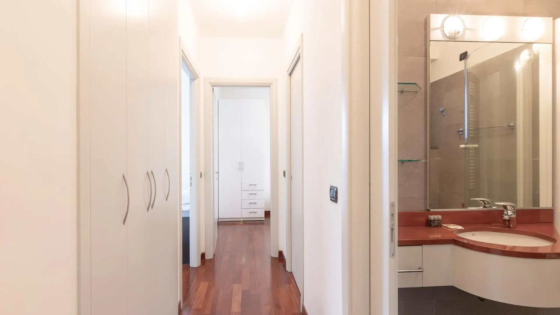Bright Two Bedrooms Apartment With Terrace Zanuso - Mirable Pm 밀라노