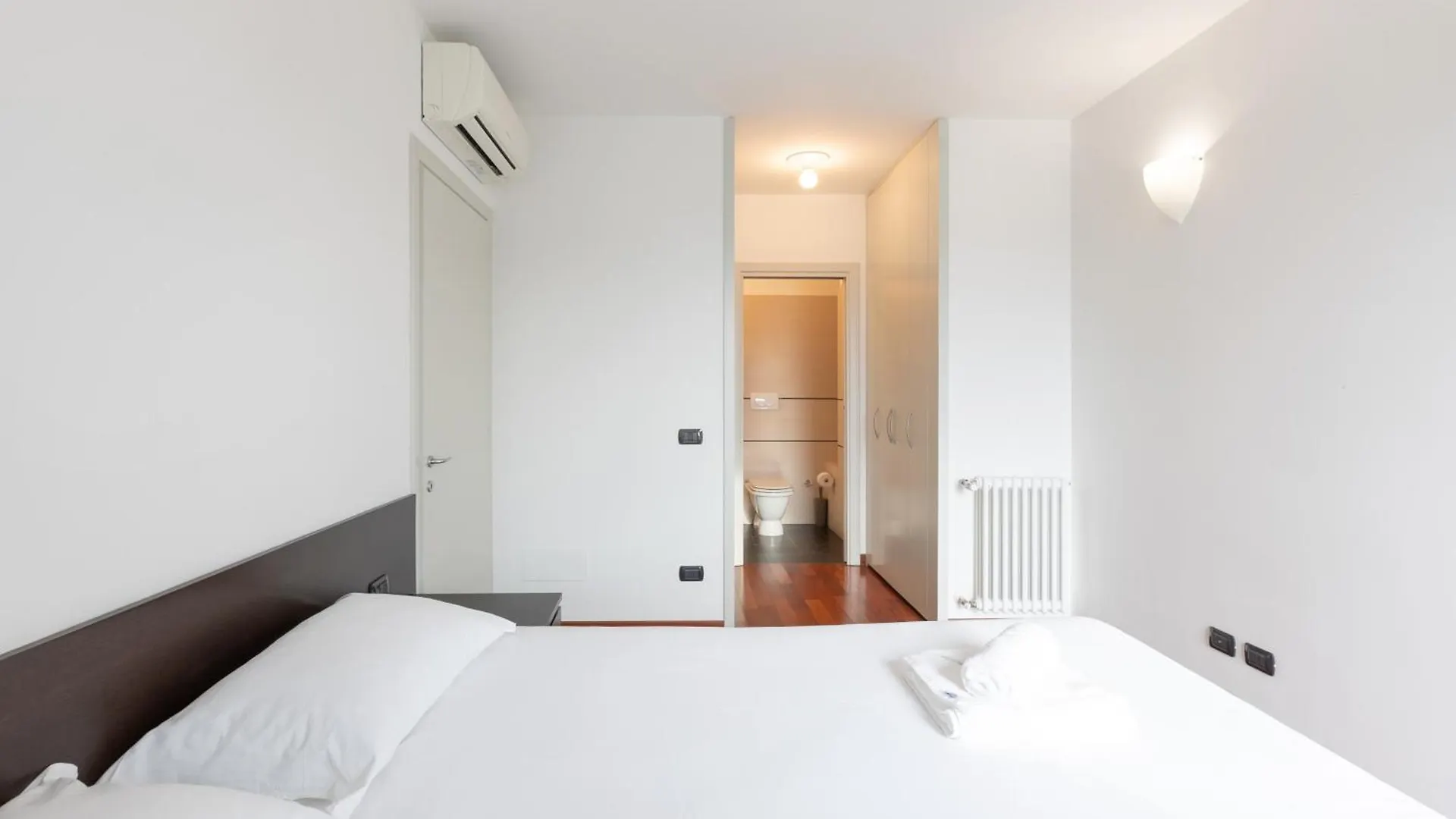 Bright Two Bedrooms Apartment With Terrace Zanuso - Mirable Pm 밀라노