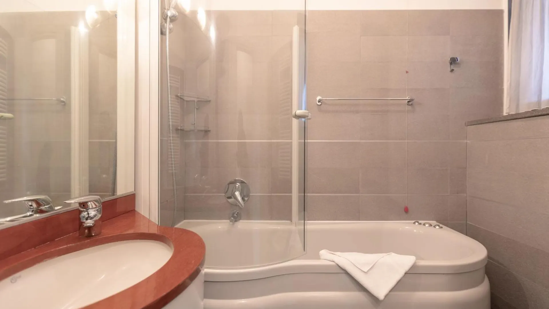 Bright Two Bedrooms Apartment With Terrace Zanuso - Mirable Pm 밀라노